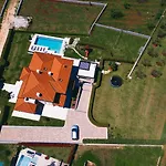 Silvia For 10 People With Infinity Pool And Large Playground Villa