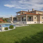 Silvia For 10 People With Infinity Pool And Large Playground
