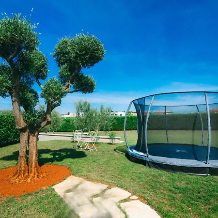 Villa Silvia For 10 People With Infinity Pool And Large Playground
