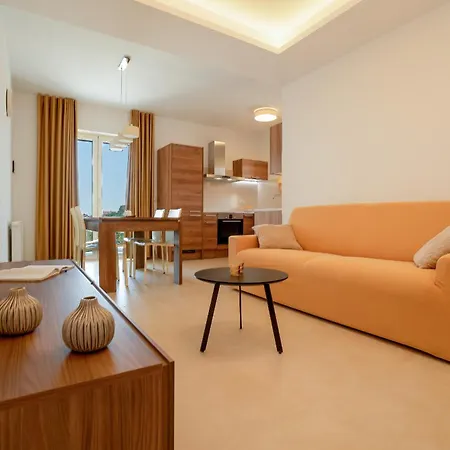 Villa Silvia For 10 People With Infinity Pool And Large Playground *