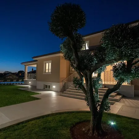 Silvia For 10 People With Infinity Pool And Large Playground