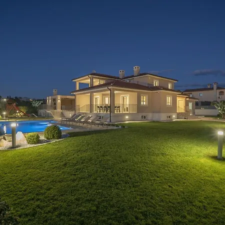 Silvia For 10 People With Infinity Pool And Large Playground Villa Babici