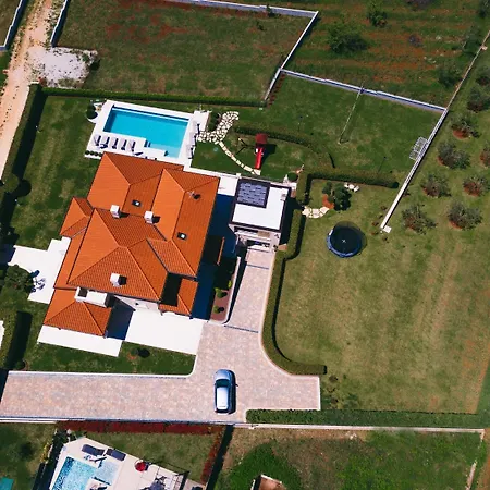 Silvia For 10 People With Infinity Pool And Large Playground Villa