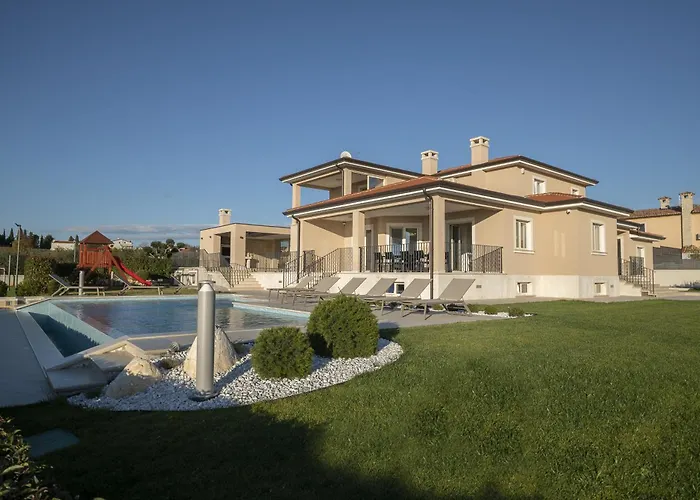 Silvia For 10 People With Infinity Pool And Large Playground * Babici