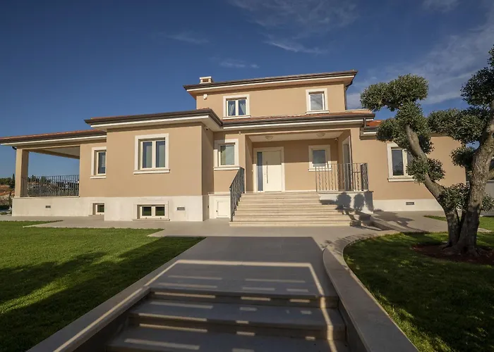 Silvia For 10 People With Infinity Pool And Large Playground Villa