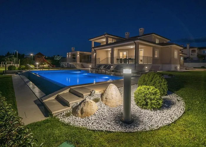 Silvia For 10 People With Infinity Pool And Large Playground Babici