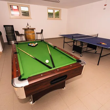 Silvia For 10 People With Infinity Pool And Large Playground Babici