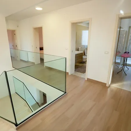 Silvia For 10 People With Infinity Pool And Large Playground Villa *