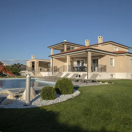 Silvia For 10 People With Infinity Pool And Large Playground * Babici