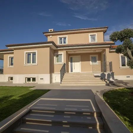 Silvia For 10 People With Infinity Pool And Large Playground Villa