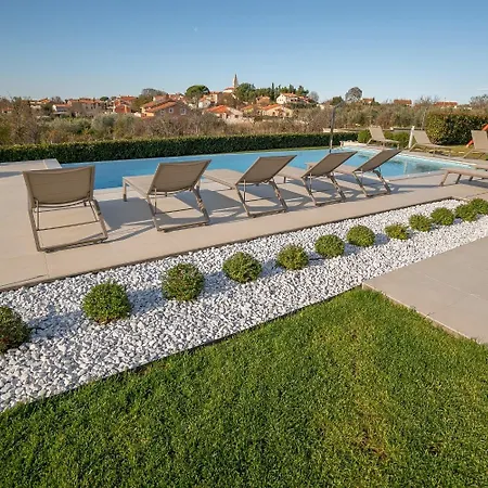 Villa Silvia For 10 People With Infinity Pool And Large Playground *