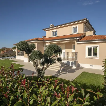 Silvia For 10 People With Infinity Pool And Large Playground Babici