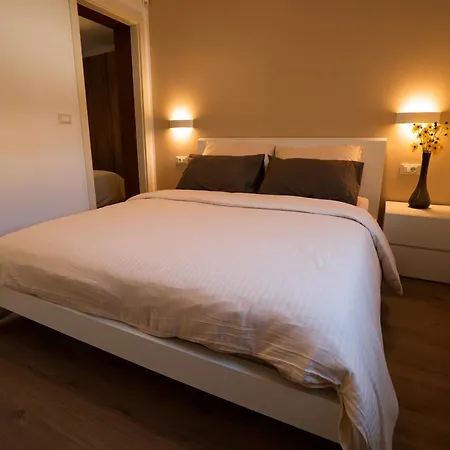 Silvia For 10 People With Infinity Pool And Large Playground Villa