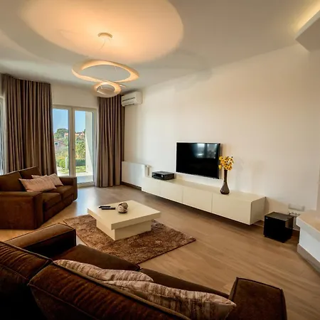 Silvia For 10 People With Infinity Pool And Large Playground Villa Babici