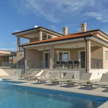 Silvia For 10 People With Infinity Pool And Large Playground Babici