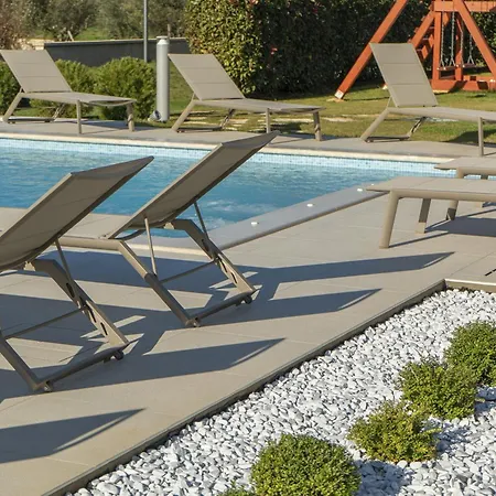 Villa Silvia For 10 People With Infinity Pool And Large Playground *