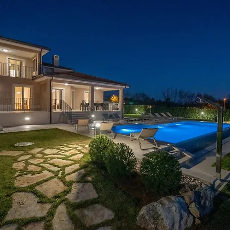 Silvia For 10 People With Infinity Pool And Large Playground