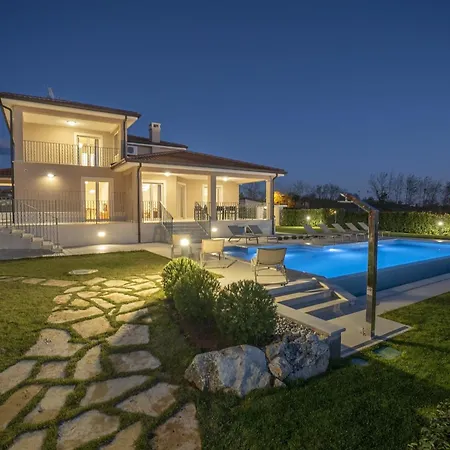 Silvia For 10 People With Infinity Pool And Large Playground Villa Babici