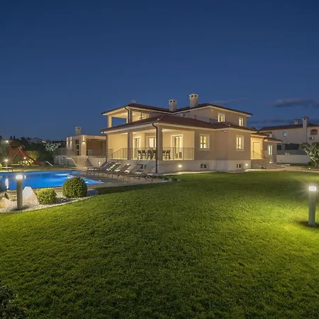 Silvia For 10 People With Infinity Pool And Large Playground Villa Babici