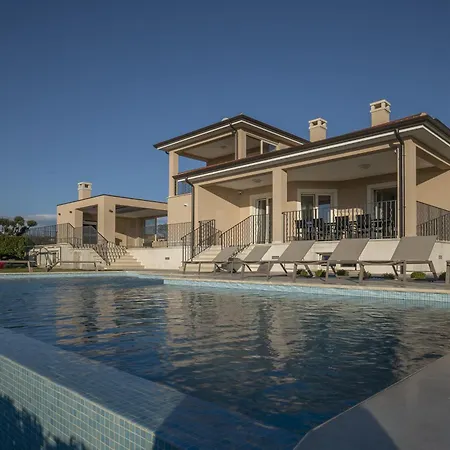 Silvia For 10 People With Infinity Pool And Large Playground * Babici