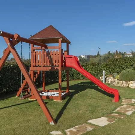 Silvia For 10 People With Infinity Pool And Large Playground *