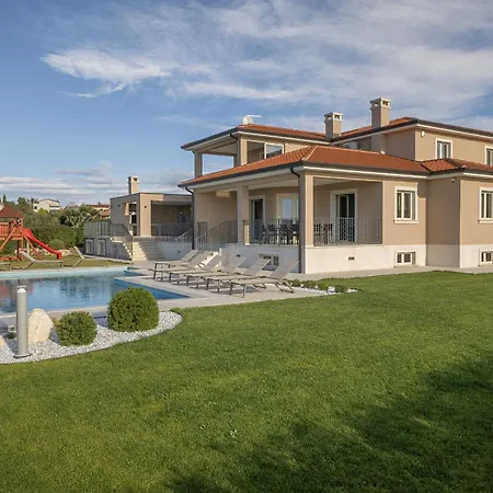 Silvia For 10 People With Infinity Pool And Large Playground