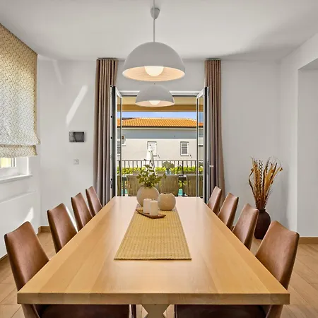 Silvia For 10 People With Infinity Pool And Large Playground Villa *