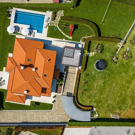Silvia For 10 People With Infinity Pool And Large Playground Villa Babici