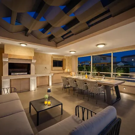 Silvia For 10 People With Infinity Pool And Large Playground *