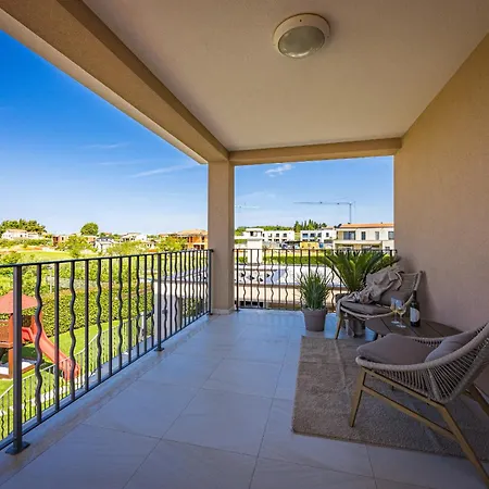 Silvia For 10 People With Infinity Pool And Large Playground * Babici