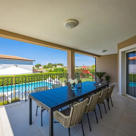 Silvia For 10 People With Infinity Pool And Large Playground