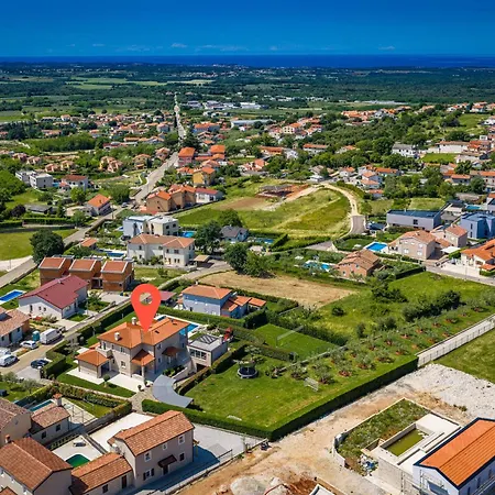 Silvia For 10 People With Infinity Pool And Large Playground Villa *