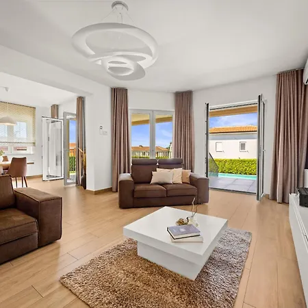 Villa Silvia For 10 People With Infinity Pool And Large Playground Babici