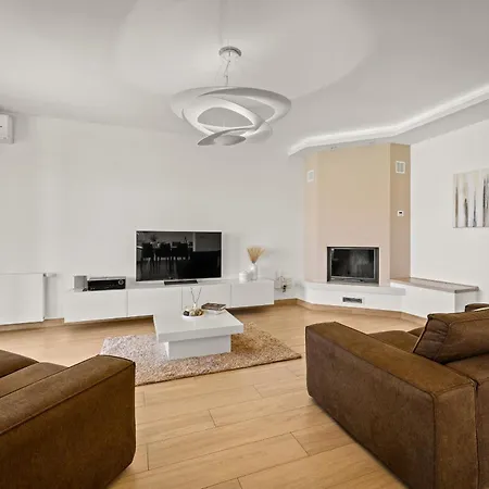 Villa Silvia For 10 People With Infinity Pool And Large Playground