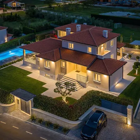 Silvia For 10 People With Infinity Pool And Large Playground Villa *
