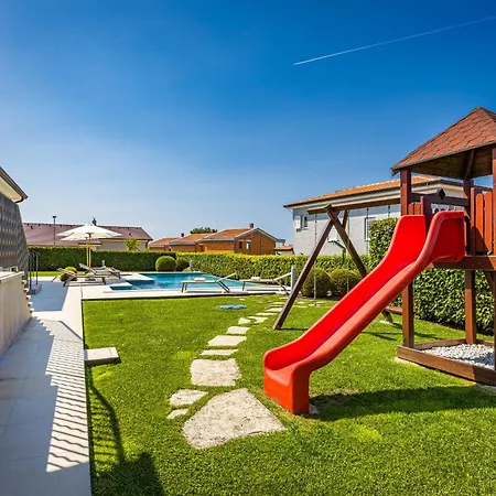 Villa Silvia For 10 People With Infinity Pool And Large Playground *