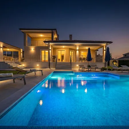 Silvia For 10 People With Infinity Pool And Large Playground Villa Babici