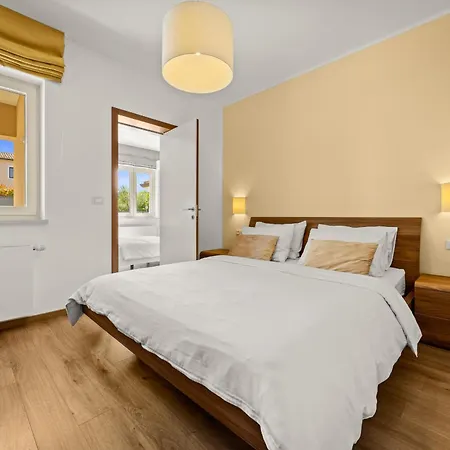 Silvia For 10 People With Infinity Pool And Large Playground Villa *
