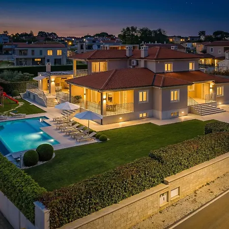 Silvia For 10 People With Infinity Pool And Large Playground Babici