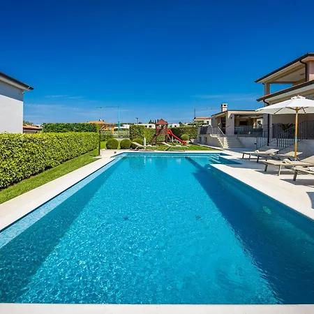 Silvia For 10 People With Infinity Pool And Large Playground Villa *