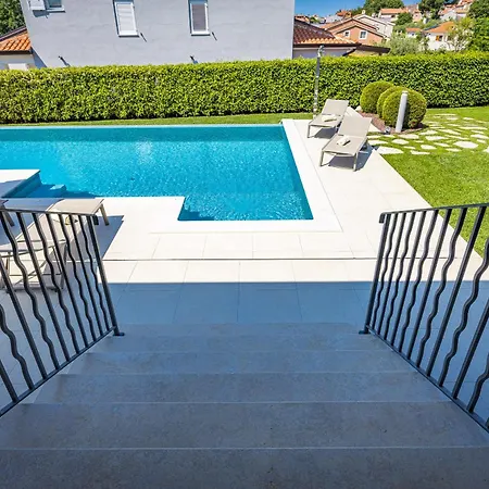 Silvia For 10 People With Infinity Pool And Large Playground Babici