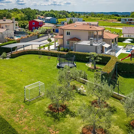 Villa Silvia For 10 People With Infinity Pool And Large Playground