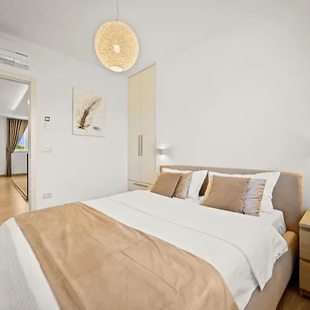 Silvia For 10 People With Infinity Pool And Large Playground Villa *