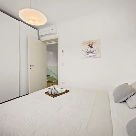 Villa Silvia For 10 People With Infinity Pool And Large Playground *