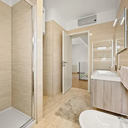 Silvia For 10 People With Infinity Pool And Large Playground * Babici