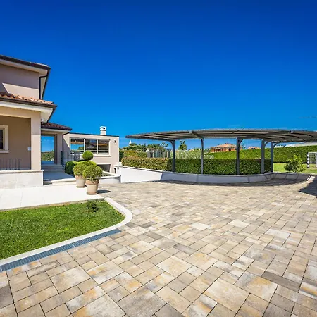 Silvia For 10 People With Infinity Pool And Large Playground Villa Babici