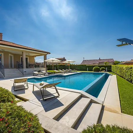 Villa Silvia For 10 People With Infinity Pool And Large Playground Babici