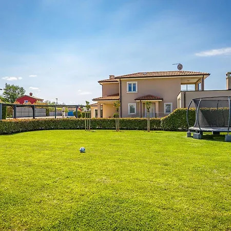 Villa Silvia For 10 People With Infinity Pool And Large Playground